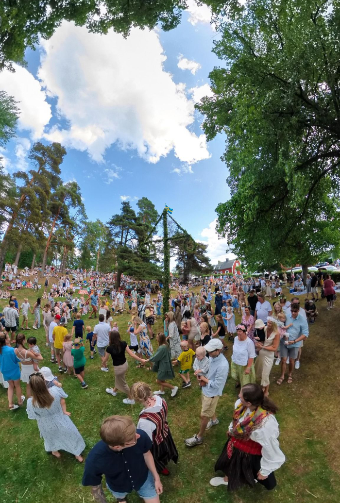 Välbesökt midsommarfirande i Böseberg