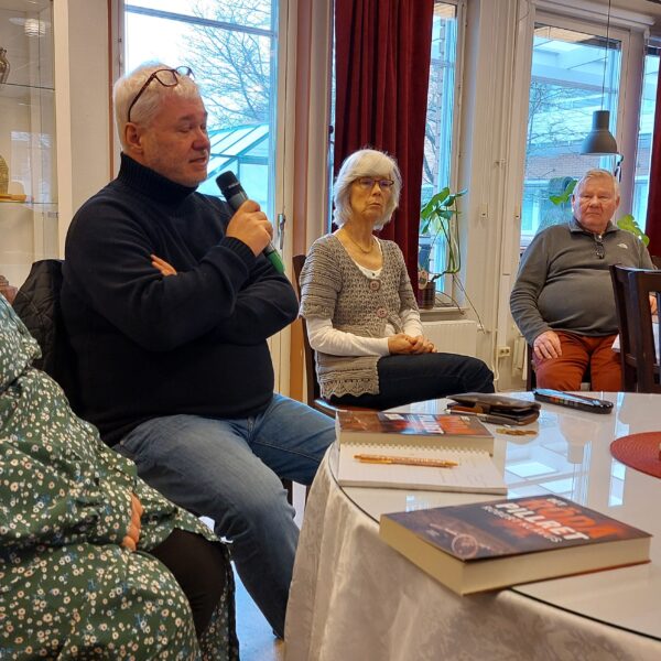 Författaren Robert Klåvus besökte Tillberga med ny bok