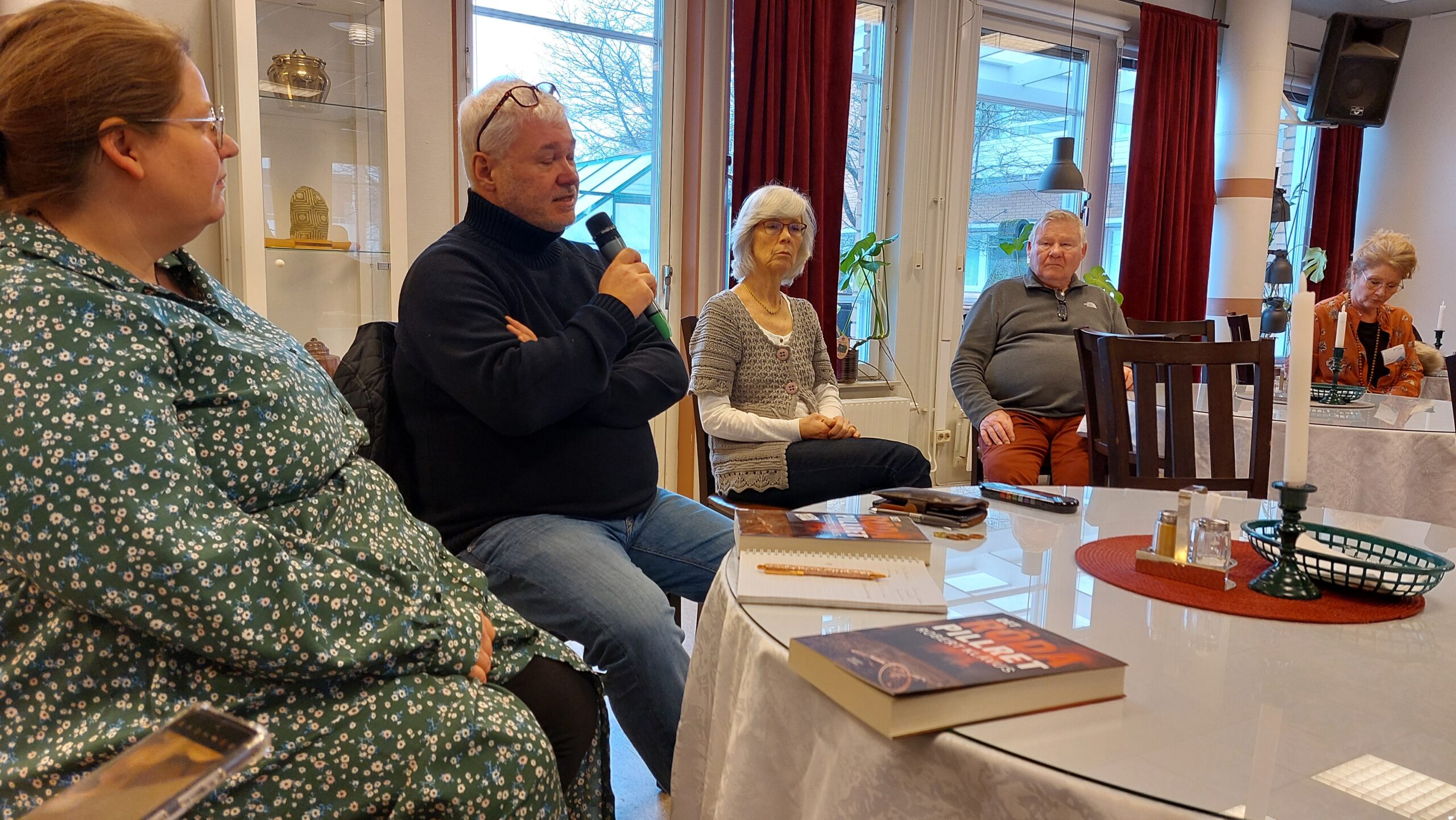 Författaren Robert Klåvus besökte Tillberga med ny bok