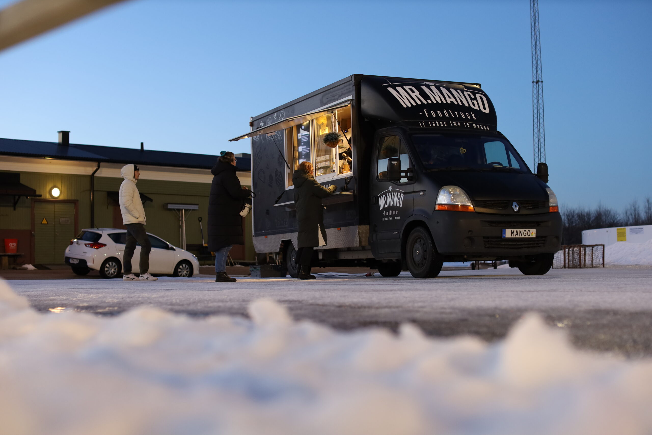 Foodtrucken till brädden fylld av rätter med ett gemensamt – mango